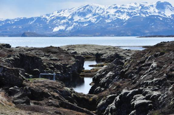 A fenda que divide dois continentes: América e Europa, no Parque Nacional Thingvellir, na Islândia